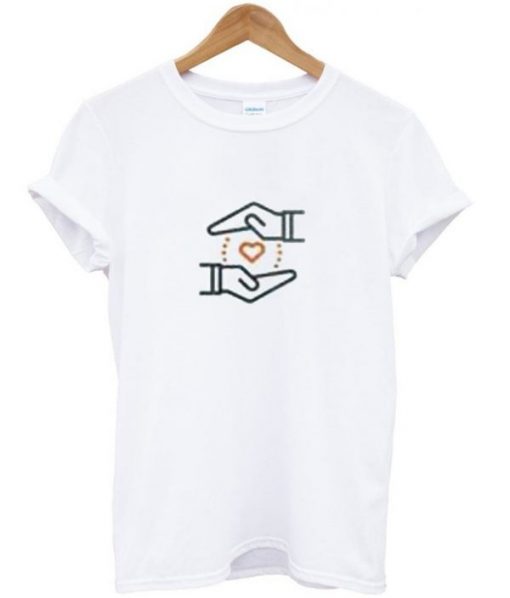 LOVE IN HAND T-SHIRT DNXRE