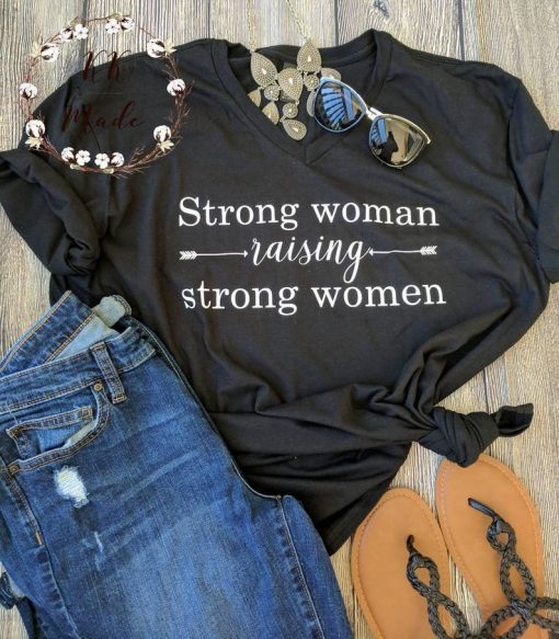 STRONG WOMAN RAISING STRONG WOMEN T-SHIRT DR23